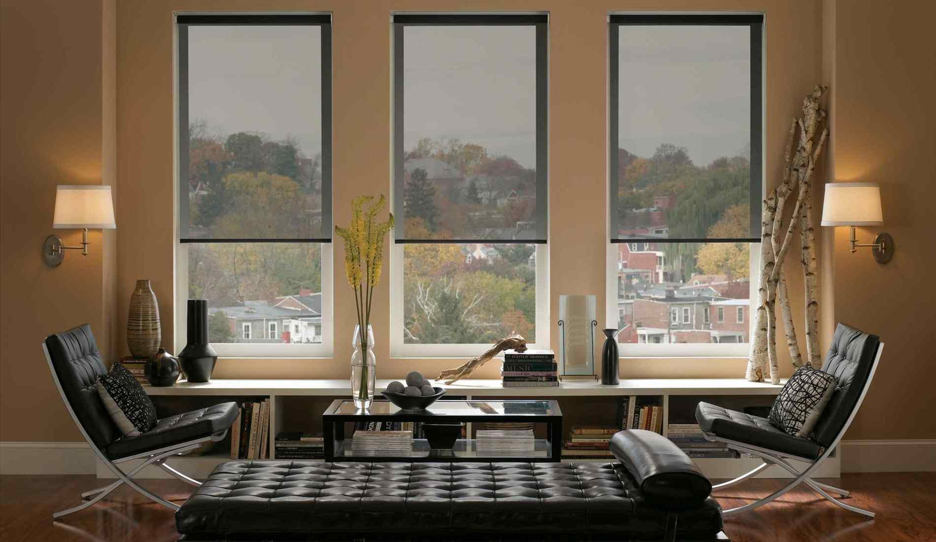 Living con cortinas roller y aire acondicionado instalado por Soloaire en Talca