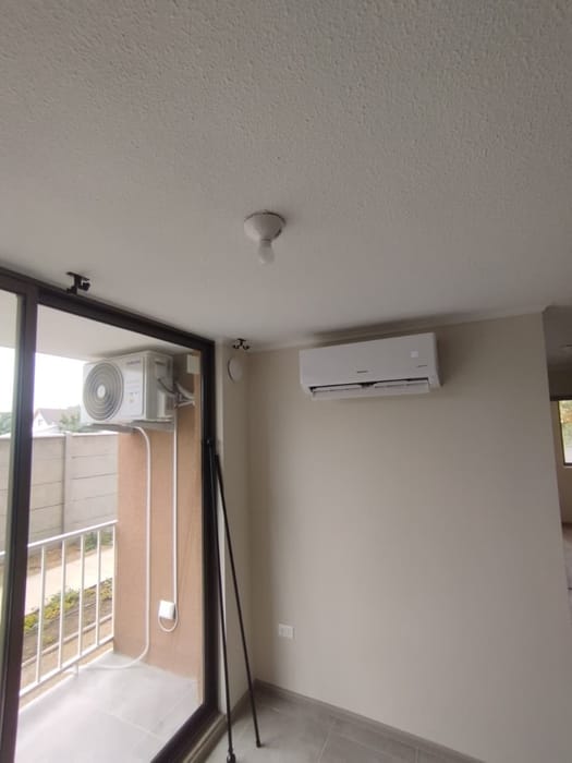 Dos equipos split muro instalados en un living comedor