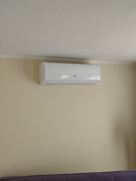 Aire acondicionado split muro instalado en un dormitorio