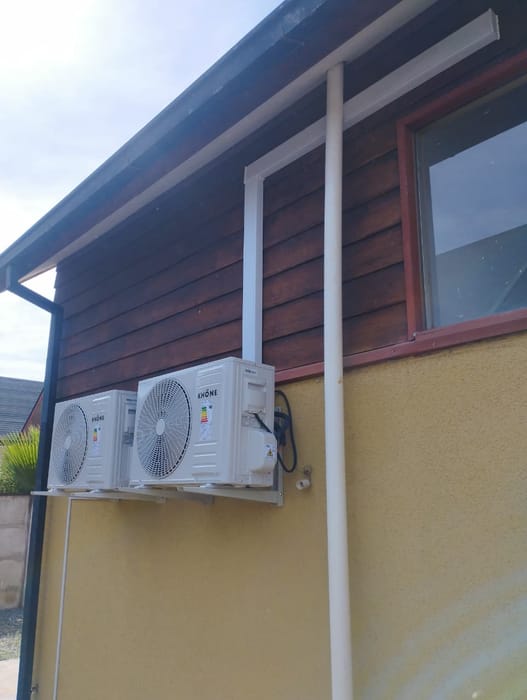 Dos unidades exteriores montadas en el muro exterior de una vivienda