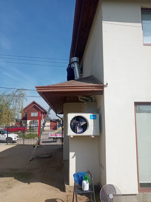 Unidad exterior de aire acondicionado instalada en el muro de una vivienda
