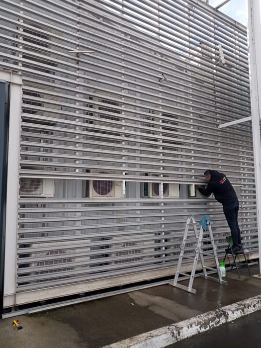 Técnico trabajando en una batería de unidades exteriores de un edificio