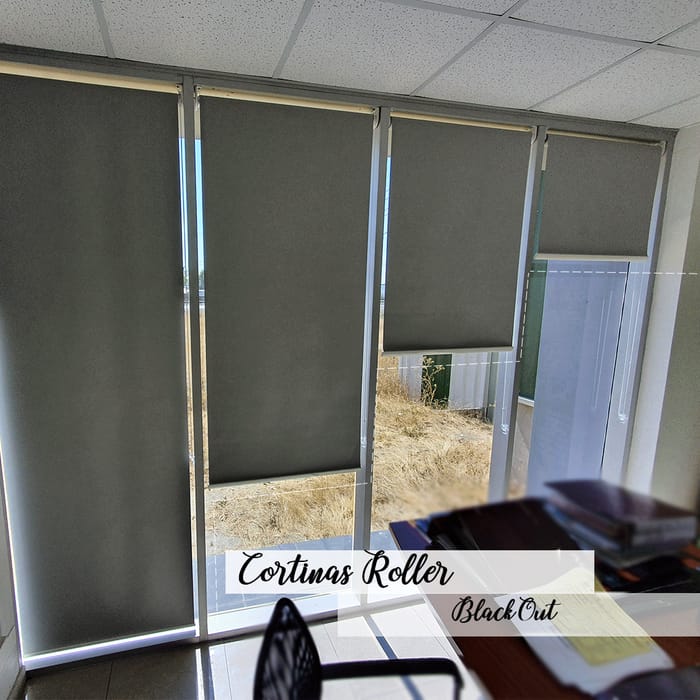 Cortinas roller BlackOut instaladas en las ventanas de una oficina