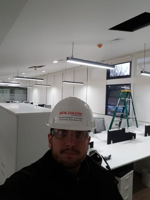 Técnico de Soloaire durante la instalación de cortinas en una oficina