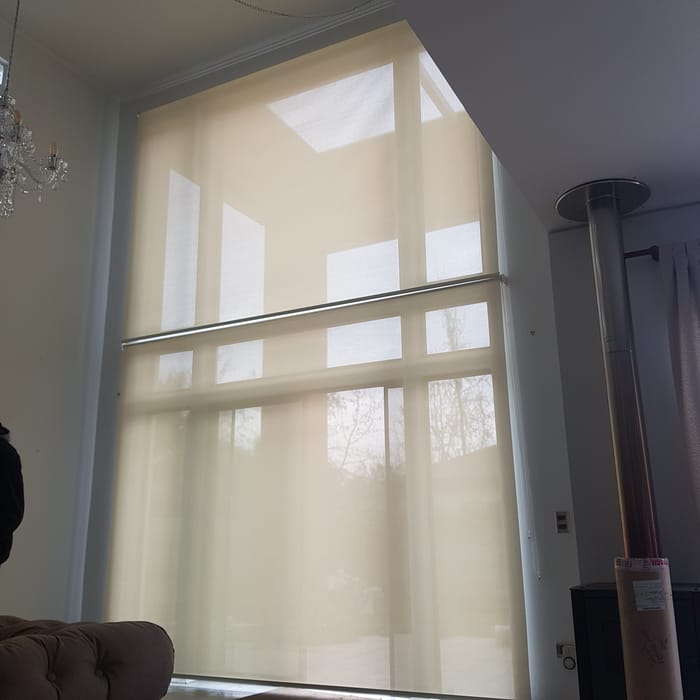 Cortinas roller Screen instaladas en el ventanal de un living