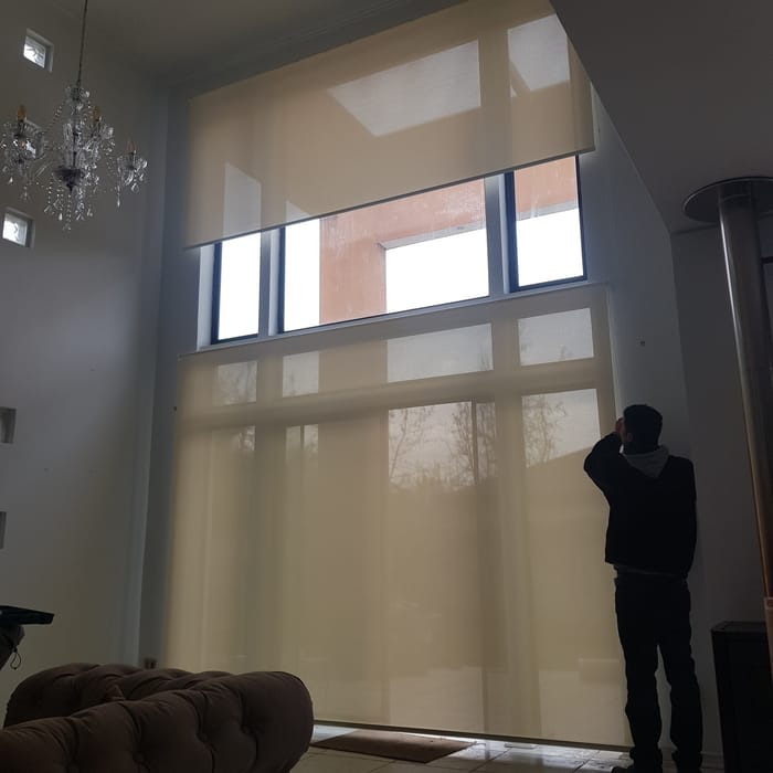 Cortinas roller Screen en un ventanal con vista al exterior