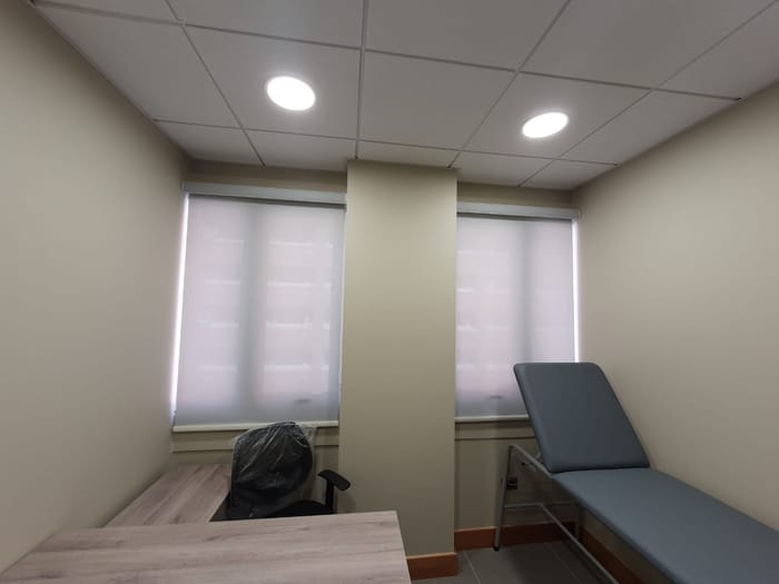 Cortinas roller Screen instaladas en una sala de atención