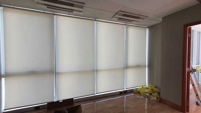 Cortinas roller Screen instaladas en una oficina