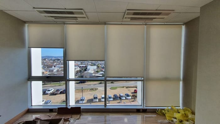 Cortinas roller Screen en una sala de reuniones con vista a la ciudad