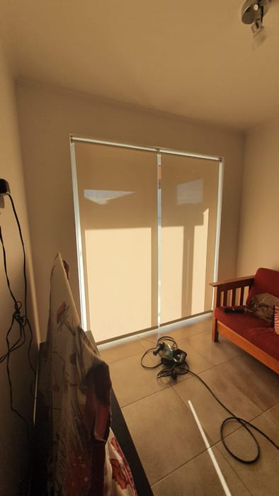 Cortina roller Screen instalada en el ventanal de un dormitorio
