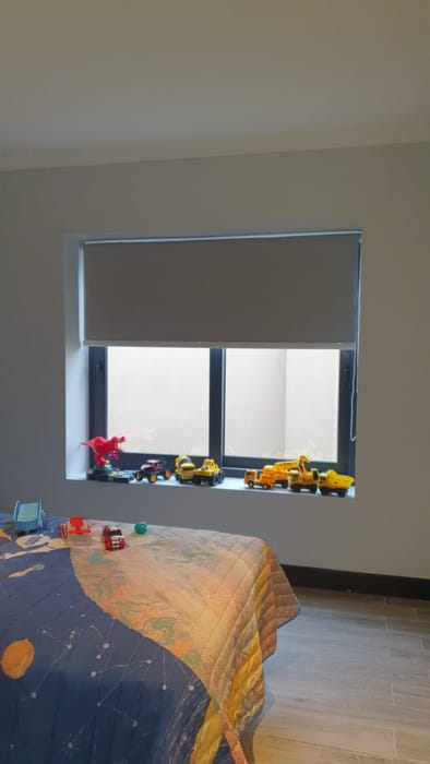 Cortina roller instalada en un dormitorio infantil