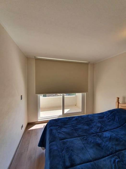 Cortina roller BlackOut instalada en un dormitorio