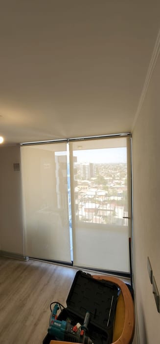 Cortina roller Screen en el ventanal de un departamento