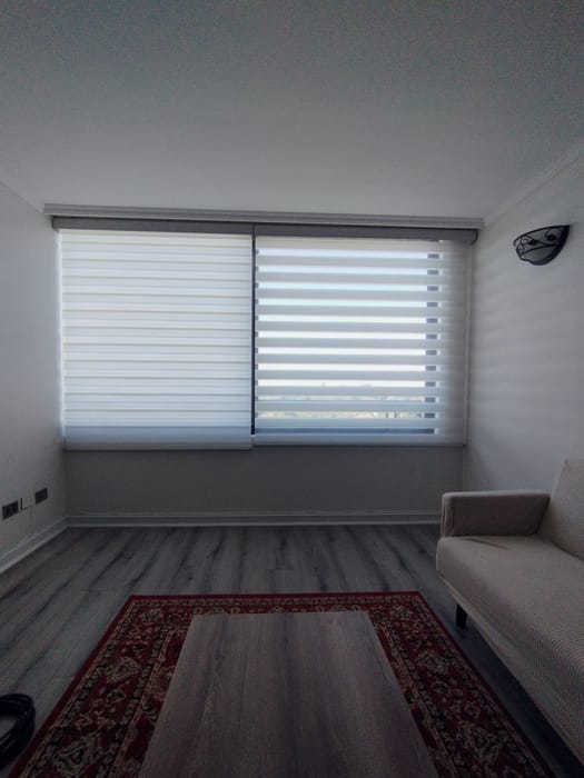 Cortina Duo día y noche instalada en un dormitorio