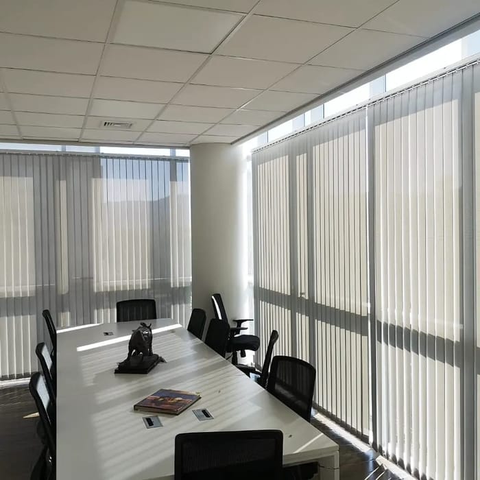 Cortinas verticales instaladas en una sala de reuniones