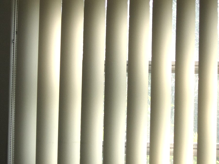 Cortinas verticales de lamas, con la cadena de accionamiento a un costado